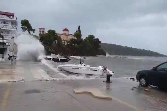 VANREDNO UPOZORENJE ZA TURISTE U GRČKOJ! Stiže SNAŽNO nevreme, OVA mesta su na NAJJAČEM UDARU: "Odmah izađite iz vode!"