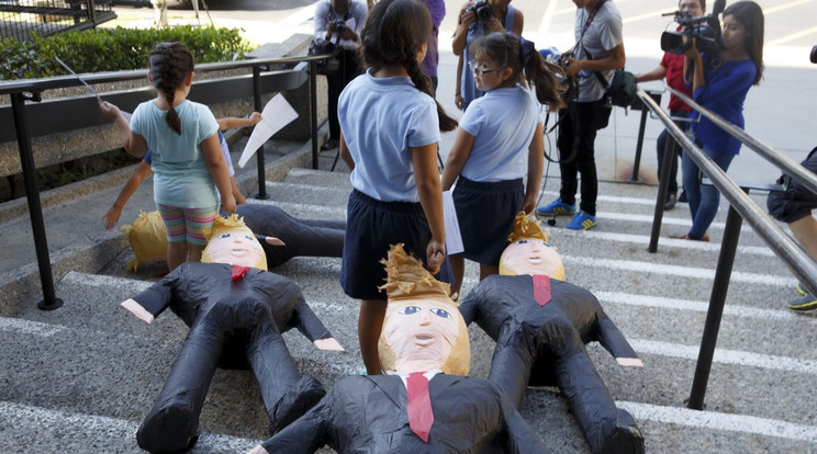 Trump-bábúval tüntettek a gyerekek Kaliforniában /Fotó: MTI