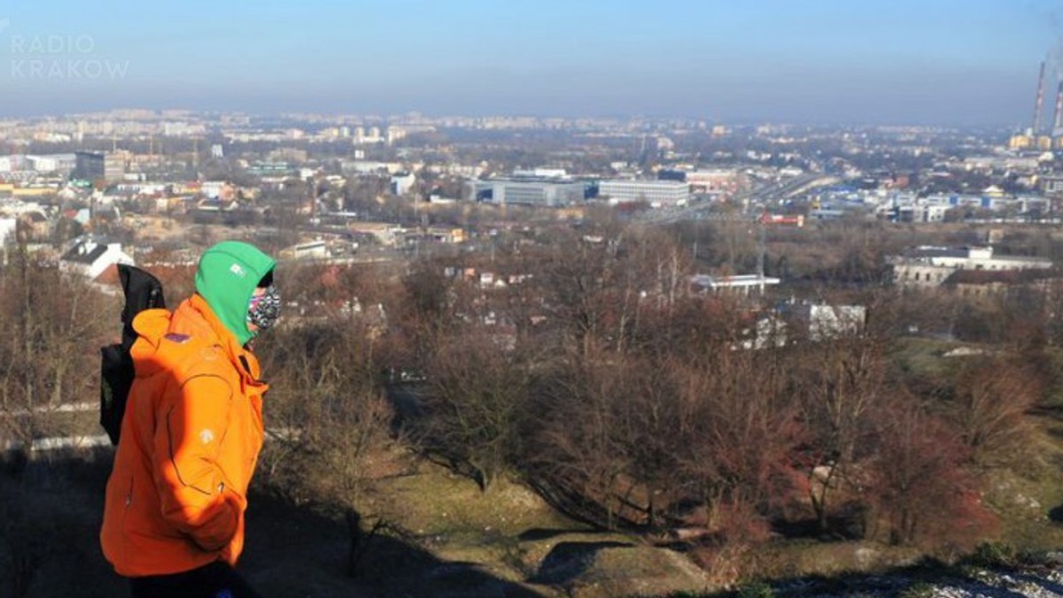 Poziom pyłu zawieszonego w powietrzu w stolicy Małopolski w tej chwili trzykrotnie przekracza normy. Lista osób, dla których takie powietrze jest szczególnie niebezpieczne, jest długa - informuje Radio Kraków.