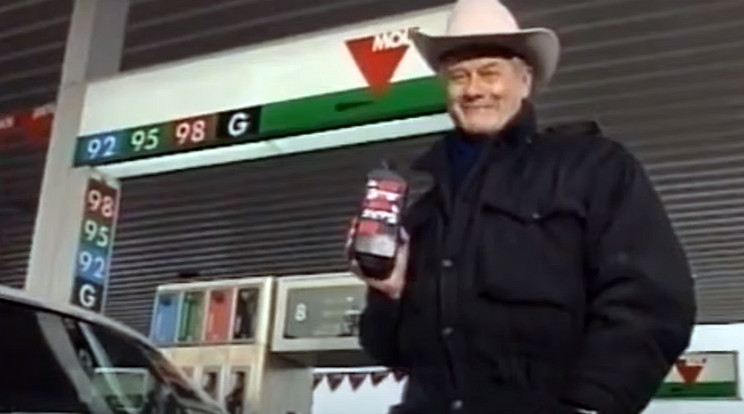 Larry Hagman 1993-as reklámszlogenje beteljesedett, olajmezőt talál a MOL Vecsésen / Fotó: Blikk
