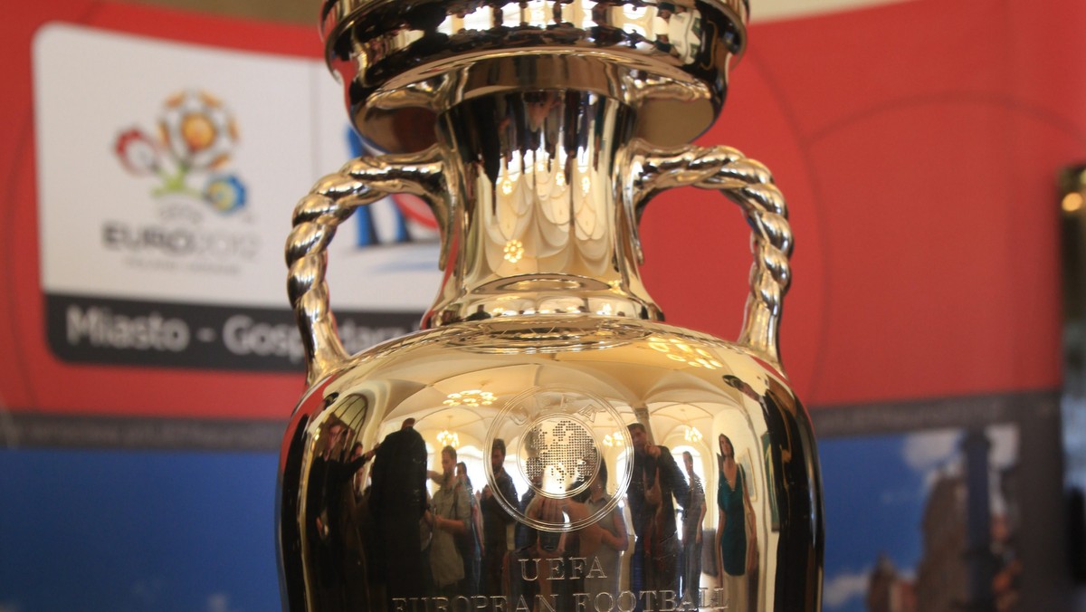 Jest wykonany ze srebra próby 925, ma 60 cm wysokości i waży 8 kilogramów - Puchar Henri Delaunay’a - trofeum zwycięzców Mistrzostw Europy UEFA EURO 2012 - przyjeżdża do Krakowa. Będą mu towarzyszyć maskotki mistrzostw - Slavek i Slavko. W środę (9 maja), od godz. 10:00 do 20:00 na pl. Szczepańskim wszyscy (młodsi i starsi mieszkańcy Krakowa, turyści i oczywiście wszyscy kibice piłki nożnej) będą mogli zobaczyć puchar i zrobić sobie z nim zdjęcie - podał portal krakow.pl.