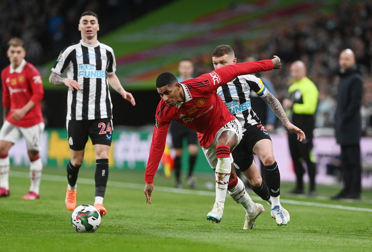 epa10492815 Newcastle United's Kieran Trippier (R) and Manchester United's Marcus Rashford (C) during the Carabao Cup final soccer match between Manchester United and Newcastle United, in London, Britain, 26 February 2023. EPA/NEIL HALL Dostawca: PAP/EPA.