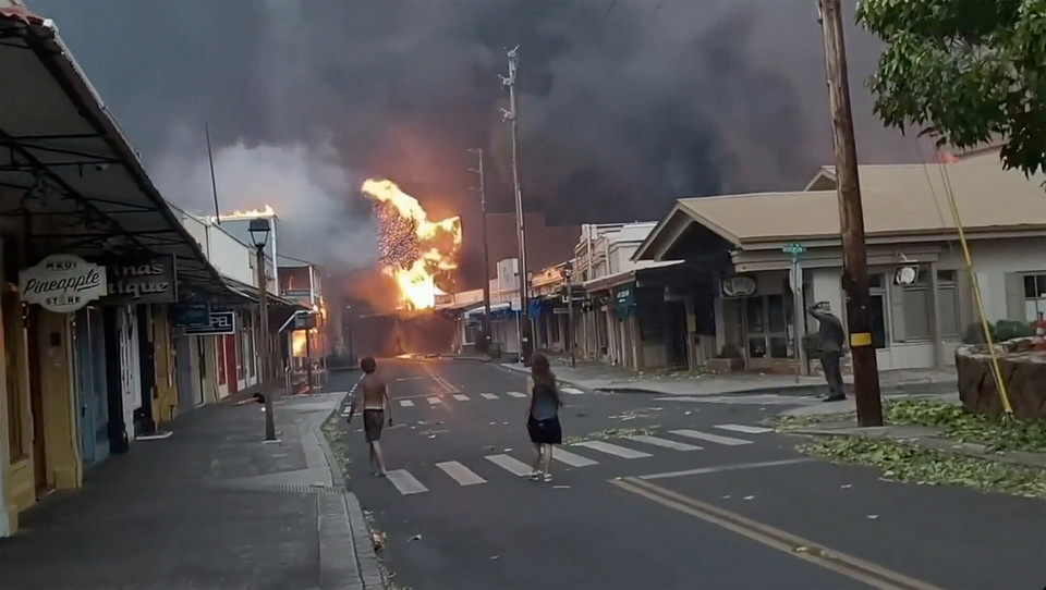 Ogień trawi Hawaje