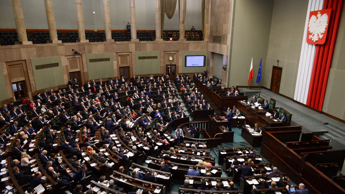 Przyjęta dzisiaj przez Sejm ustawa, która umożliwia wszczynanie postępowań karnych za negowanie zbrodni ukraińskich nacjonalistów, oznacza wstrzymanie dialogu historyków z Polski i Ukrainy - ocenił szef ukraińskiego IPN Wołodymyr Wiatrowycz.