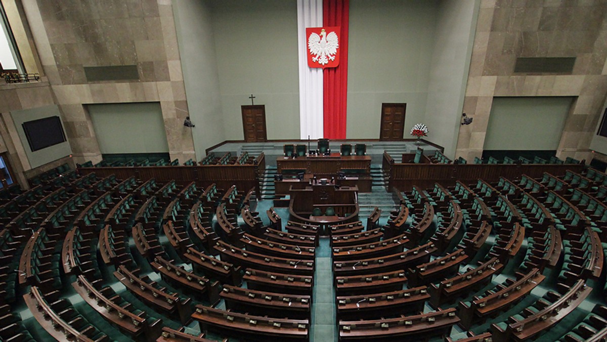 Po obchodach rocznicy katastrofy smoleńskiej nieznacznie wzrosły notowania dwóch głównych partii politycznych. Tak wynika z sondażu Instytutu Badania Opinii Homo Homini dla Polskiego Radia. Badanie preferencji politycznych przeprowadzono wczoraj, czyli już po głównych obchodach rocznicy. Gdyby wybory odbywały się teraz, na Platformę Obywatelską zagłosowałoby 32,6 procent ankietowanych, a na Prawo i Sprawiedliwość 30,1 procent ankietowanych.