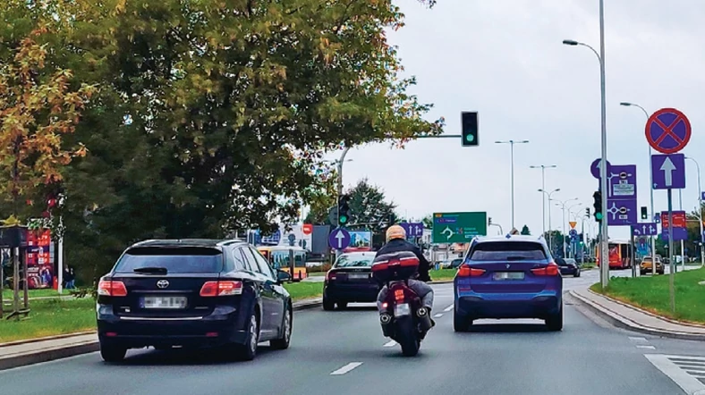 Wykaż się przewidywaniem! Jeśli przy zmianie pasa ruchu motocyklista straci równowagę lub zahaczy o któryś z pojazdów, poważny wypadek murowany! Zwolnij i nie zbliżaj się do grupki pojazdów do czasu poprawy sytuacji.