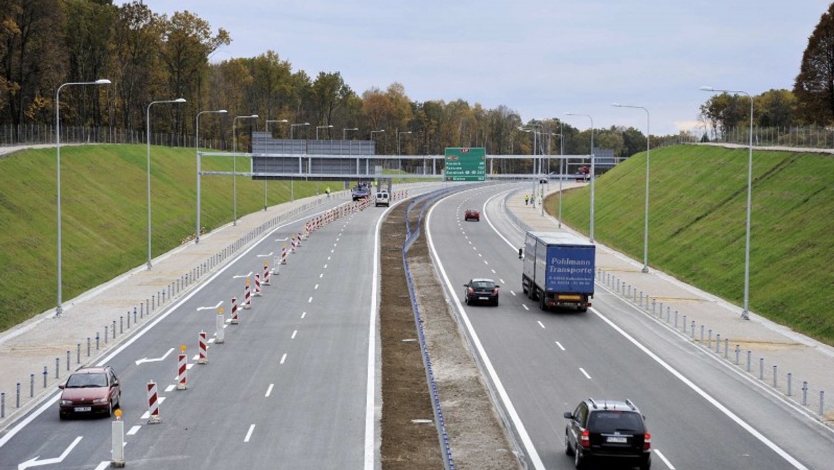 Od wczoraj dla kierowców dostępny jest około jeden kilometr zachodniej obwodnicy Lublina. Wykonawca musiał udostępnić odcinek nowej drogi, by mógł dokończyć ostatnie prace na obwodnicy. Całą trasą pojedziemy jeszcze w tym roku, ale kierowcy już są zadowoleni.