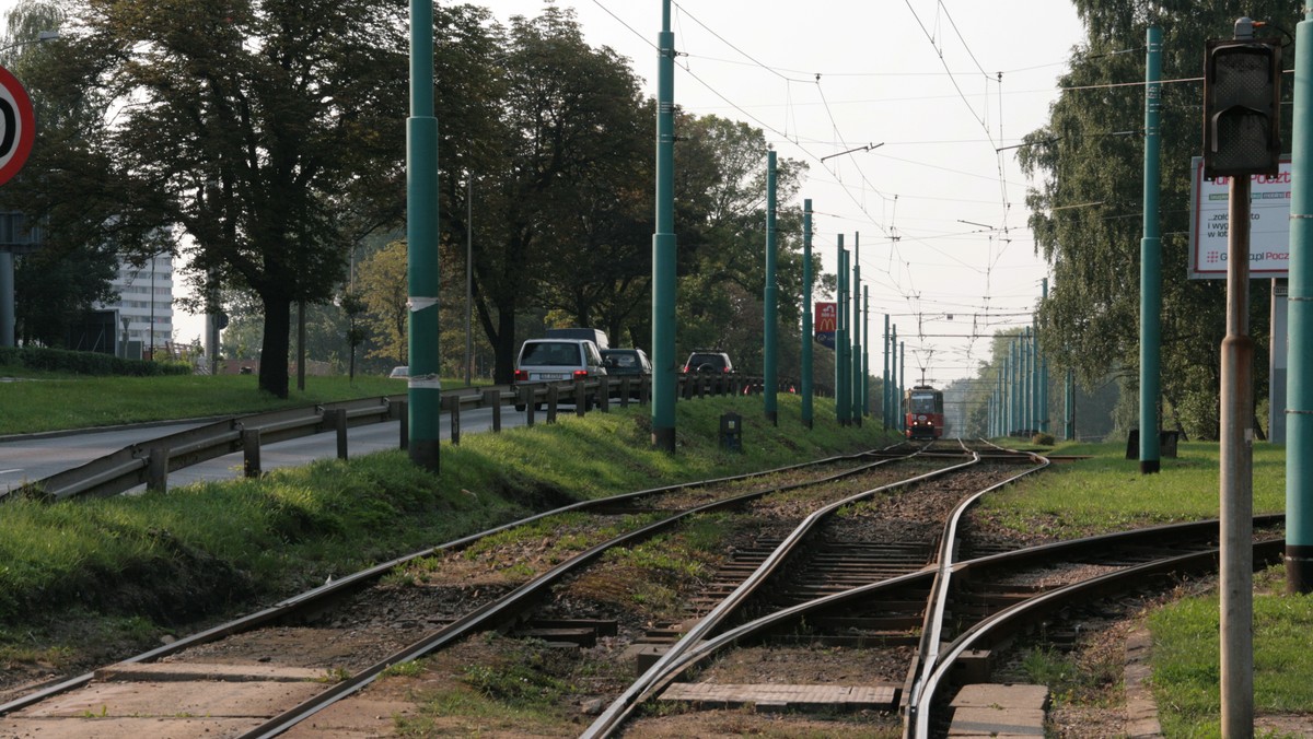 W drugim kwartale 2012 roku ma rozpocząć się remont torowiska na dwóch katowickich ulicach. Potem ruszą prace w innych śląskich miastach. Dotąd pasażerowie muszą zmagać się z jazdą pełną wstrząsów - czytamy w "Dzienniku Zachodnim".