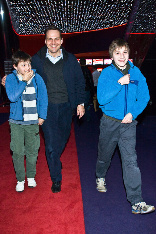 Radosław Sikorski z synami po wyjściu z kina w 2012 r.