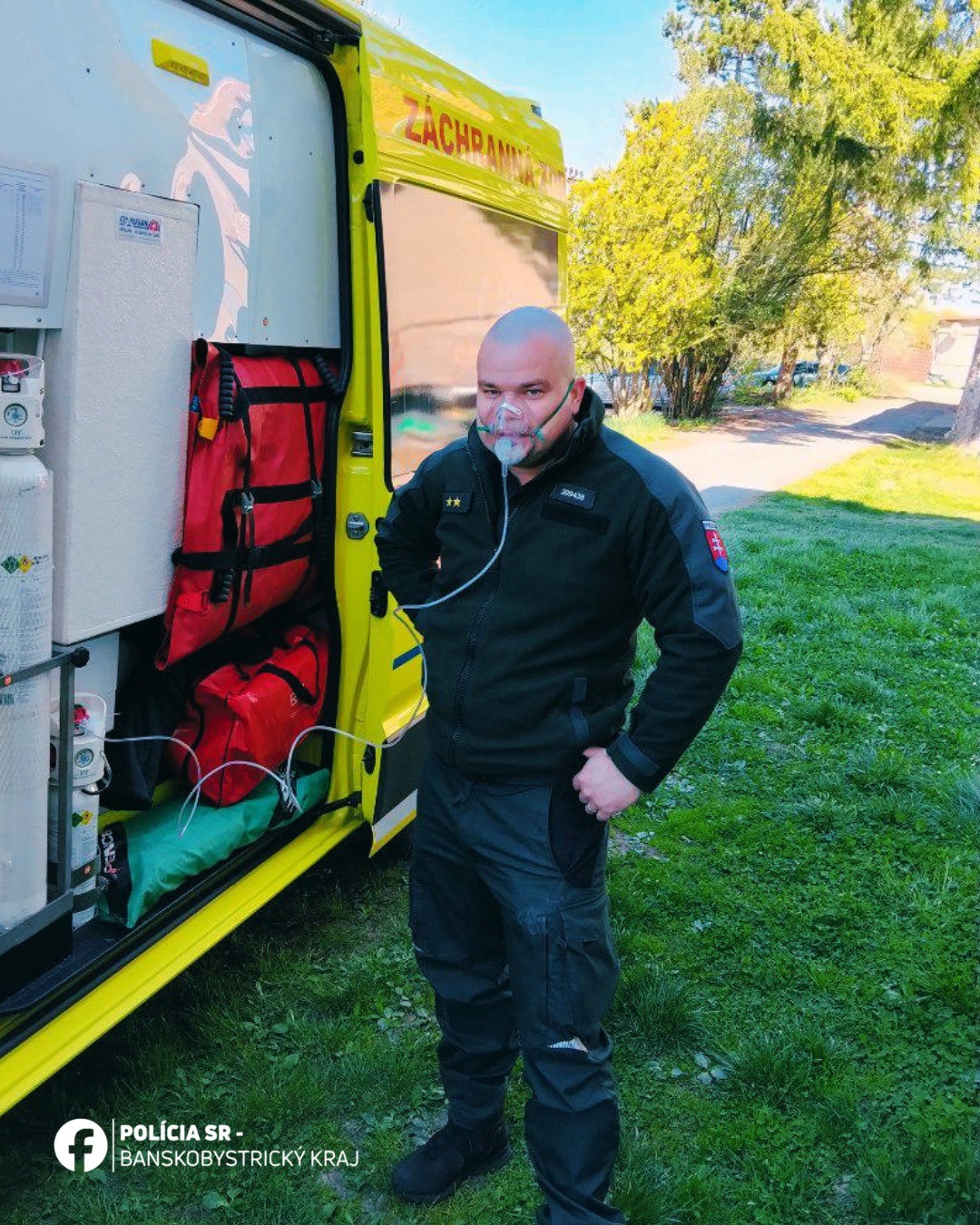  Z horiaceho bytu v obci Želovce zachránili policajti dvoch ľudí.