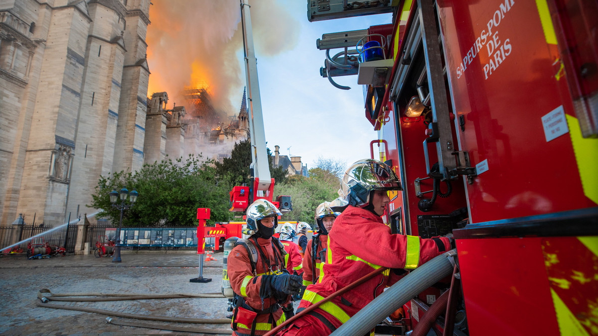 Pożar Notre Dame. Akcja ratowników. Trudności gaszenia pożaru