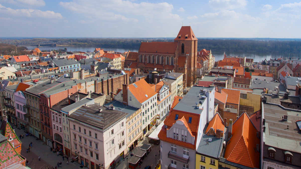 Jutro zaplanowano dzień otwarty na budowie Wojewódzkiego Szpitala Zespolonego w Toruniu. Inwestycja o wartości ponad 500 mln zł pnie się w górę. Czteropoziomowy parking czekają prace wykończeniowe, a 300 budowlańców montuje kolejne elementy nowych budynków.