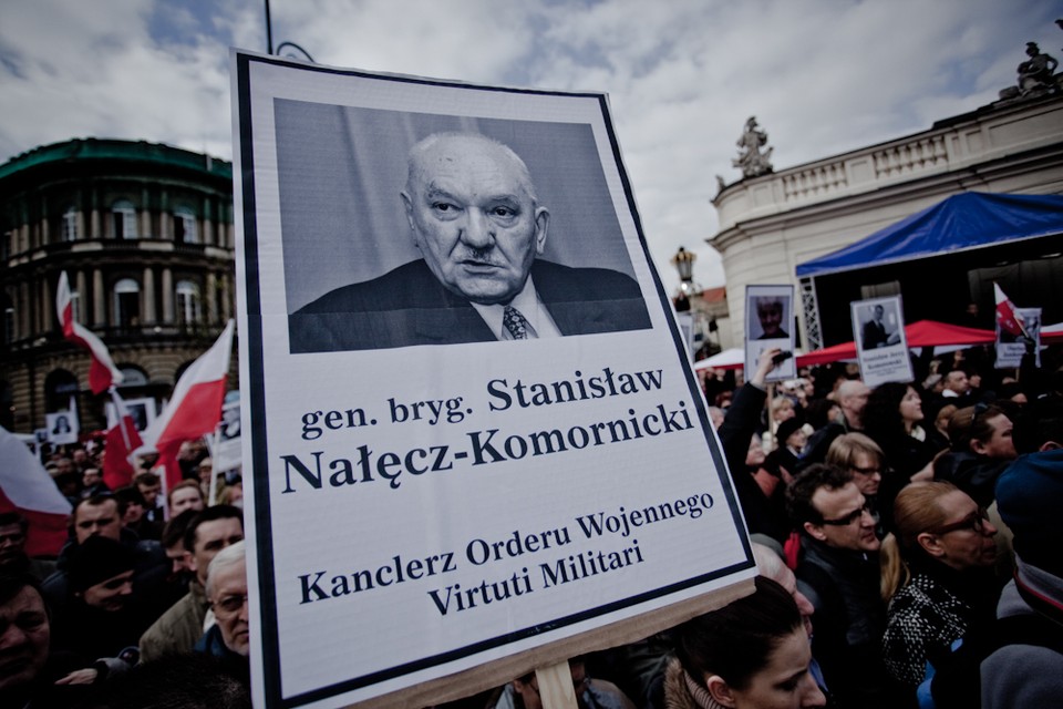 Zwolennicy PiS przed pałacem, fot. Maciej Stankiewicz