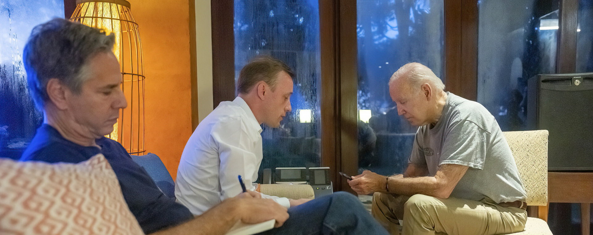 Prezydent USA Joe Biden, rozmawiający dziś w nocy przez telefon z prezydentem Polski Andrzejem Dudą. Na zdjęciu widoczni są także doradca Białego Domu do spraw bezpieczeństwa narodowego, Jake Sullivan i sekretarz stanu Antony Blinken