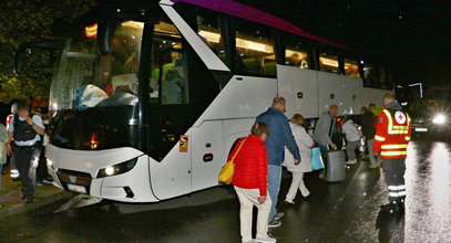 Kierowca zostawił autokar z grupą seniorów na parkingu przy autostradzie i sobie poszedł. Dlaczego?