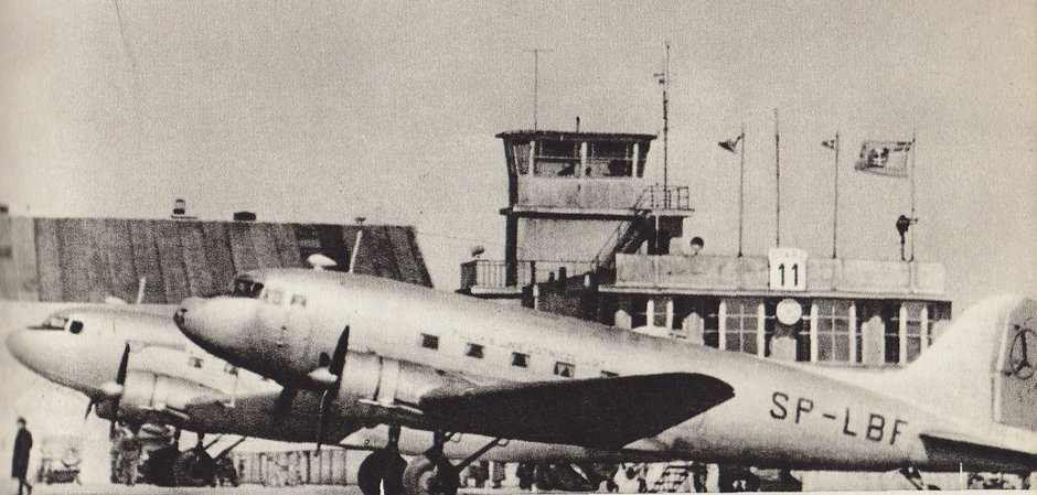 Wojskowe samoloty Li-2 w barwach LOT-u w 1947 r. na Okęciu w Warszawie