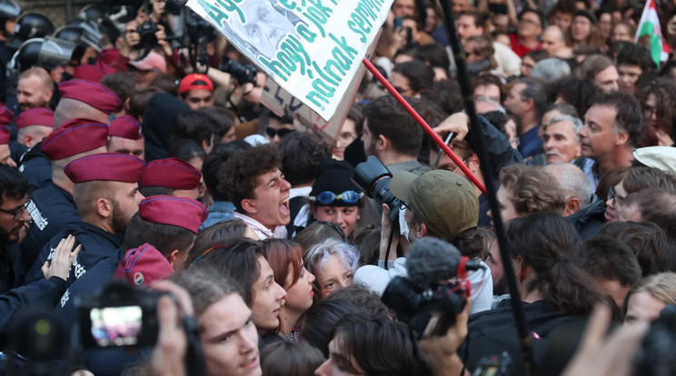 A BRFK az utolsó percig dokumentálta a Fidesz-székháznál történteket /Fotó:Zsolnai Péter