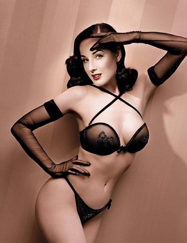 Dita von Teese pozowała w zmysłowej sesji dla firmy Wonderbra. Jak przystało na Ditę wszystko jest w stylu lat 40.