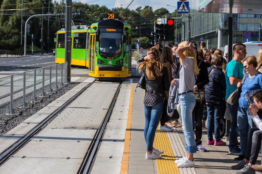 Zrobili  kostkę chodnikową na torowisku tramwajowym