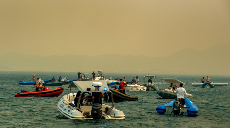 Csónakokkal mentik a lakosokat és turistákat Néa Anhialosz tengerparti településről / Fotó: MTI/EPA/ANA-MP/AIkonomu Vaszilisz