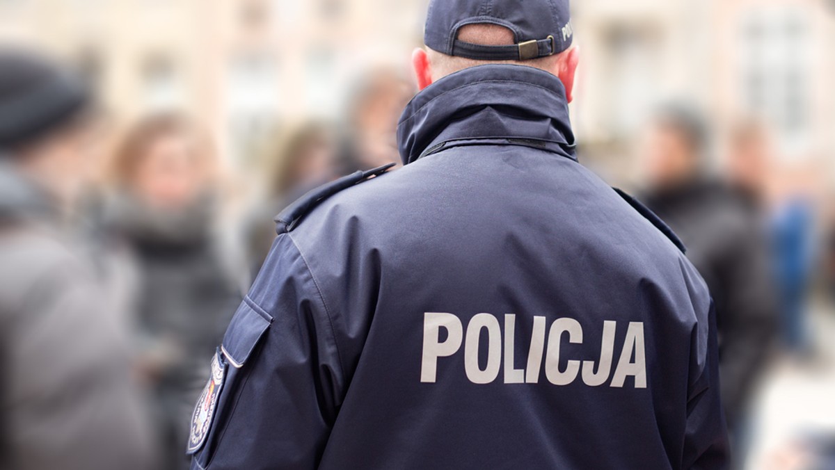 Policjanci obserwowali Włodzimierza F., gdyż na polecenie prokuratury mieli ustalić miejsce jego zamieszkania. Jednak podczas legitymowania okazało się, że mężczyzna ma przy sobie narkotyki. O sprawie informuje "Gazeta Wyborcza".