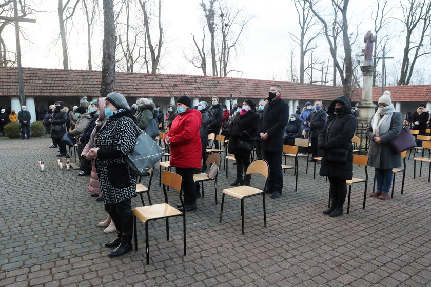 Żegnają księdza zakatowanego przez kościelnego.