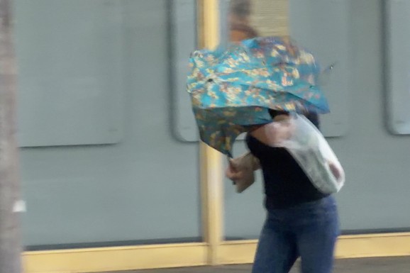 DELOVI ČAČKA OSTALI BEZ STRUJE! Jako nevreme pogodilo Srbiju: U Arilju PADAO GRAD, nad Trstenikom i Kraljevom se nadvili CRNI OBLACI (FOTO/VIDEO)