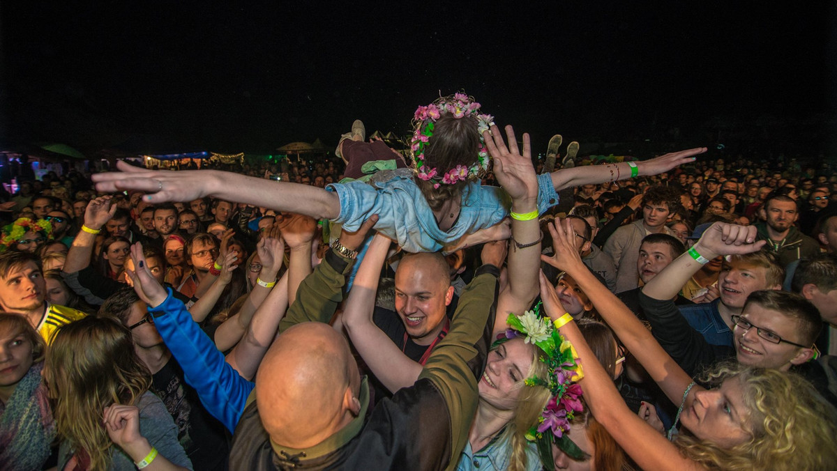 Trzecia edycja Festiwalu Kazimiernikejszyn odbędzie się w dniach 7-10 lipca w Kazimierzu Dolnym. W programie znajdą się żywiołowe koncerty m.in.: Organka, Mariki, Kapeli ze Wsi Warszawa, Domowych Melodii, ale także przewidziana jest spora dawka relaksu w otoczeniu dzikiej natury – nad rzeką, w wąwozach, w kazimierskich lasach.