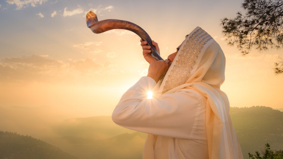 Żyd dmuchający Shofar (róg barana), który służy do wydmuchiwania dźwięków na Rosh HaShana (Żydowski Nowy Rok)