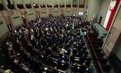 Rośnie PiS-owi, rośnie Platformie, SLD na granicy progu. SONDAŻ poparcia dla partii