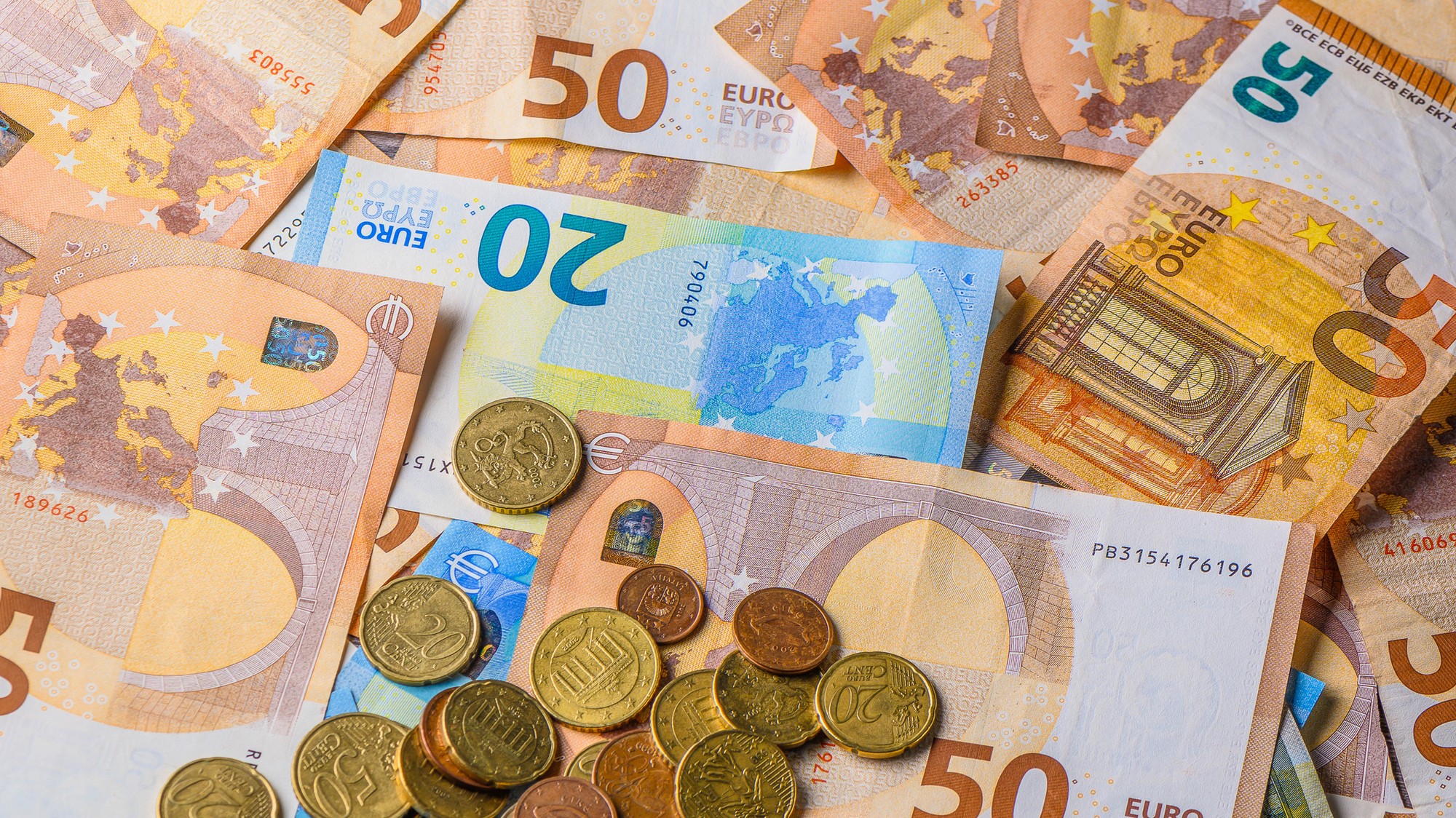 Spôsobil neoprávnené vratky DPH presahujúce cca 3,55 milióna eur. (ilustračné foto)