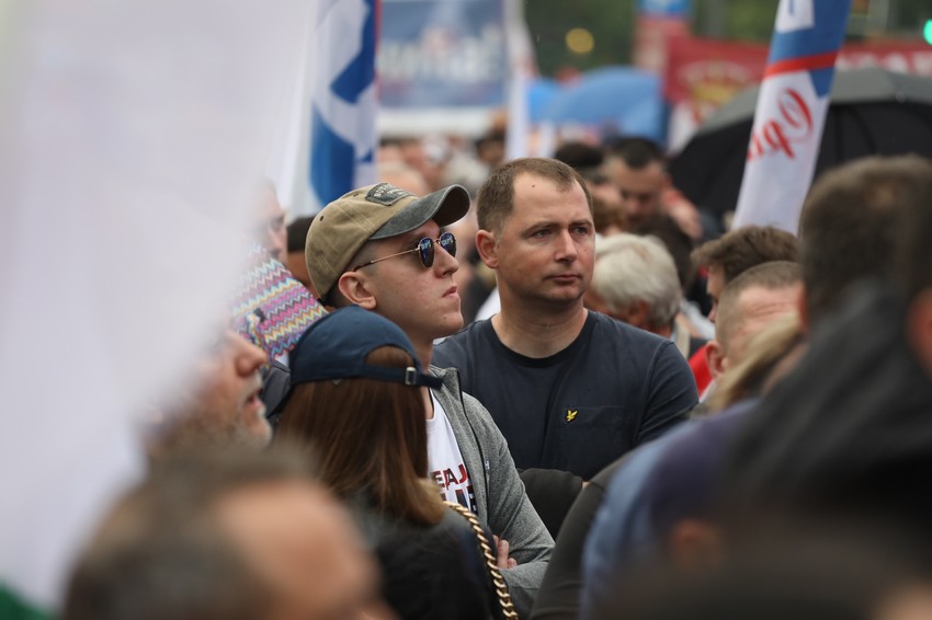 Danilo Vučić danas na skupu SNS (sa kačketom i naočarima za sunce)