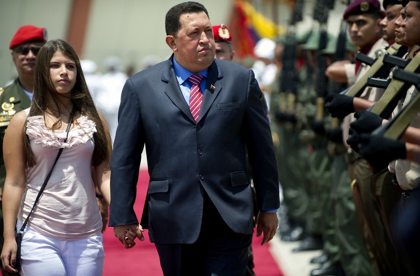 Roznes Čavez, koja se slikala sa pesnicom punom dolara