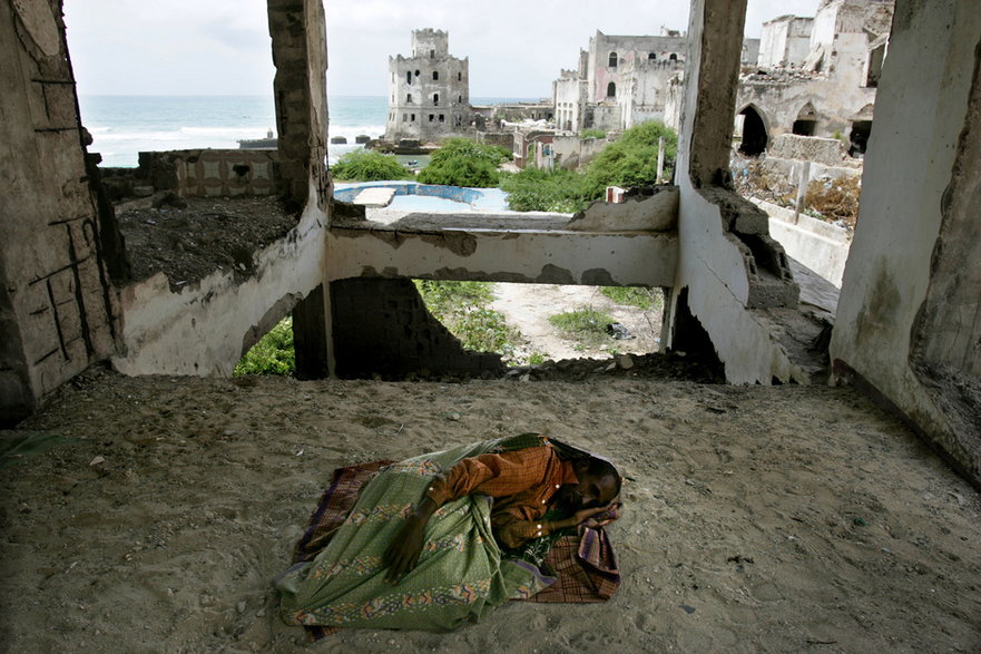 Mogadiszu w 2007 r. Mieszkańcy miasta na ruinach