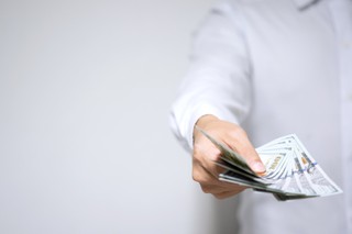 Wakacje pomagają i klientom, i bankom