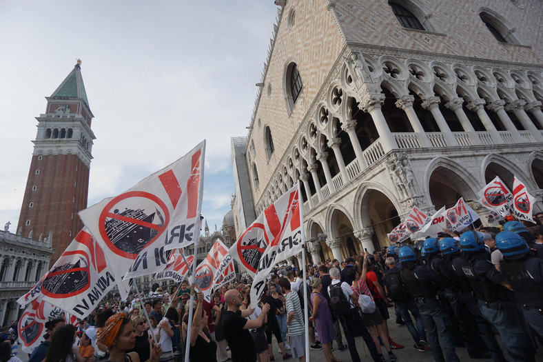 Wenecja: manifestacja przeciwników wielkich statków wycieczkowych