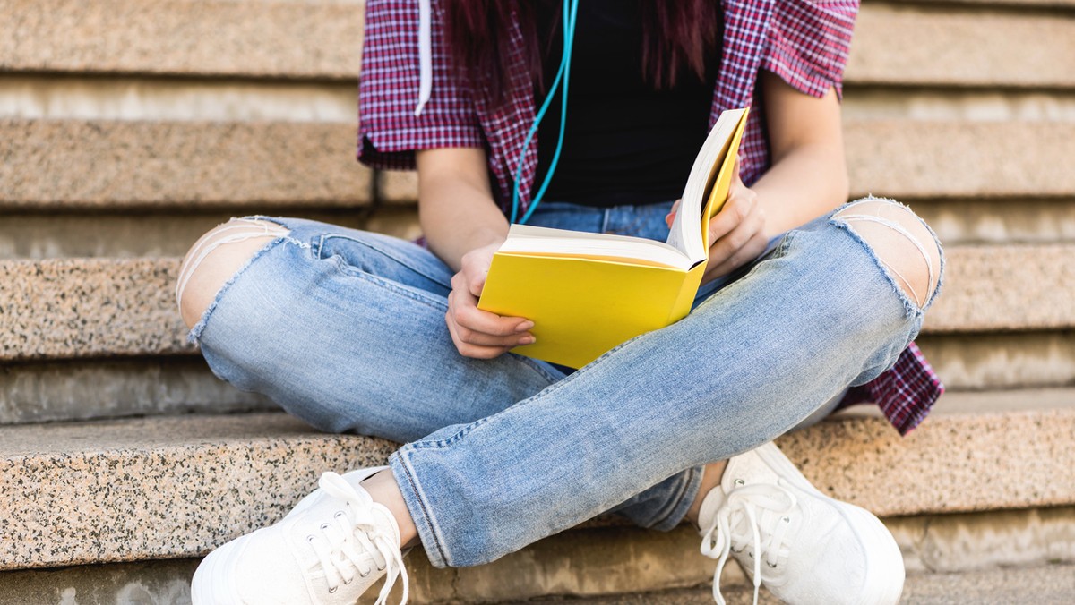 Nowy projekt rządowy ma za zadanie ułatwić uczniom dostęp do lektur szkolnych. Do tej pory w wielu placówkach był z tym problem. Szkolna biblioteka dysponuje tylko kilkoma egzemplarzami danej książki, a uczniów w jednej klasie może być nawet 20-30 osób. To bardzo dużo i nawet ratowanie się bibliotekami publicznymi nie jest w stanie zapewnić każdemu dziecku dostępu do aktualnie omawianej na lekcji książki. Projekt lektury.gov.pl stworzono, aby umożliwić każdemu przeczytanie wymaganej lektury bez konieczności jej kupowania.