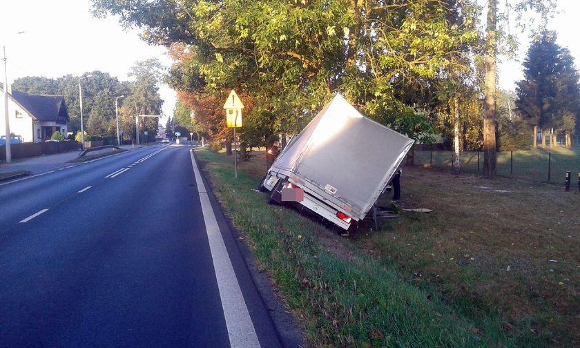 Kompletnie pijany kierowca rozbił się na drzewie