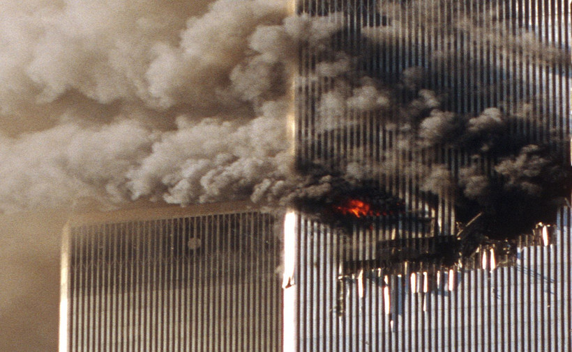 Zamach w Nowym Jorku 11 września 2001 roku. Płonie jedna z wież WTC