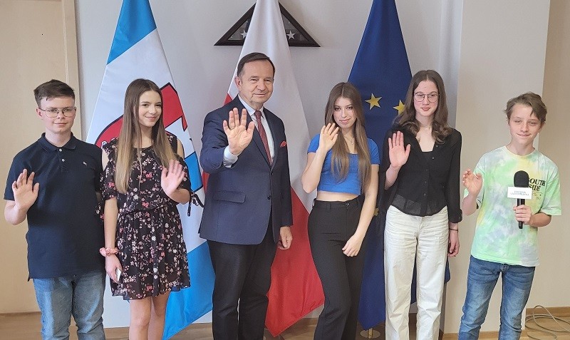 Podkarpacie marszałek Władysław Ortyl z dzieciakami.