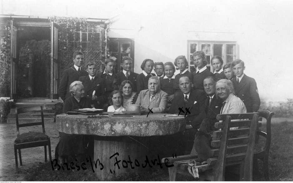 Maria Rodziewiczówna (czwarta z prawej) przed swoim domem w Hruszowie z nauczycielami i młodzieżą z gimnazjum kupieckiego w Brześciu, 1937 r