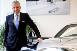 "Dobry szofer nie powinien bać się o pracę". CEO Rolls-Royce'a o przyszłości, w której luksusowy samochód jest elektryczny i autonomiczny [WYWIAD]