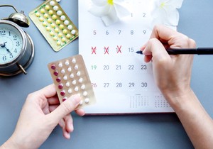 Česta upotreba tableta za odlaganje menstruacije dovodi do hormonskih poremećaja