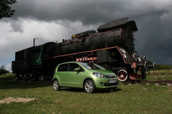 Skoda Citigo obok parowozu OL-49 z 1952 r.