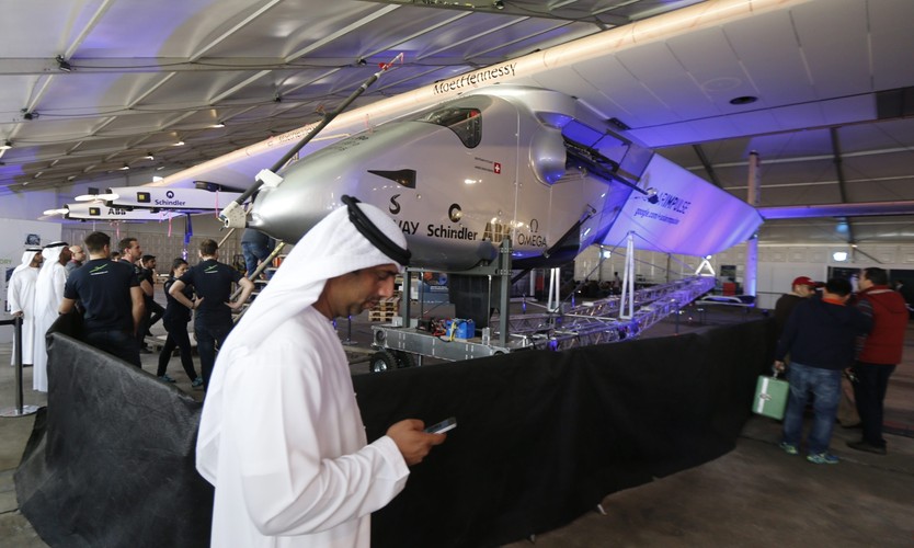 Gotową maszynę po raz pierwszy zaprezentowano w czerwcu 2009 roku na lotnisku w Dübendorf. 3 grudnia 2009 roku samolot wykonał krótki, 400 metrowy przelot testowy na wysokości około 1 metra nad płytą lotniska. Z kolei 13 maja 2011 roku Solar Impulse po raz pierwszy wykonał lot międzynarodowy do Brukseli.
<br><br>
(fot. EPA/STRINGER Dostawca: PAP/EPA)