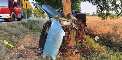 Makabra na drodze. Peugeot uderzył w drzewo. Zginęli 17-latek i 19-latek