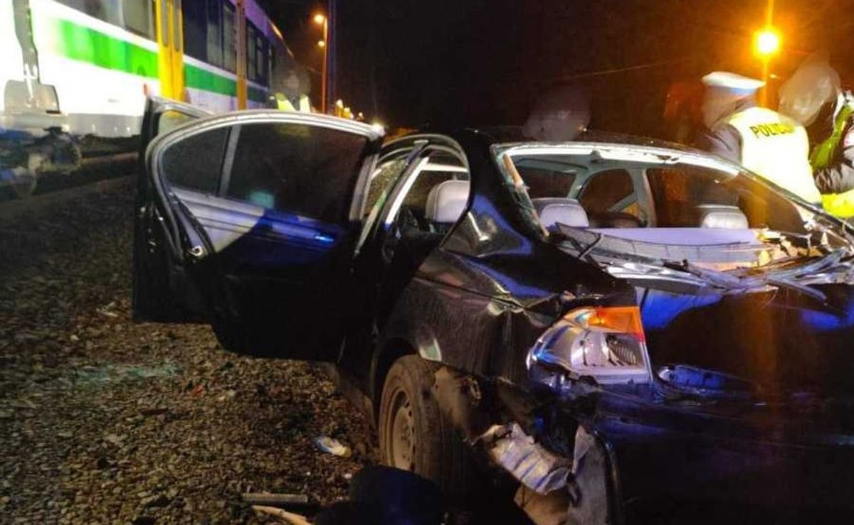 Wrak BMW po zderzeniu z pociągiem
