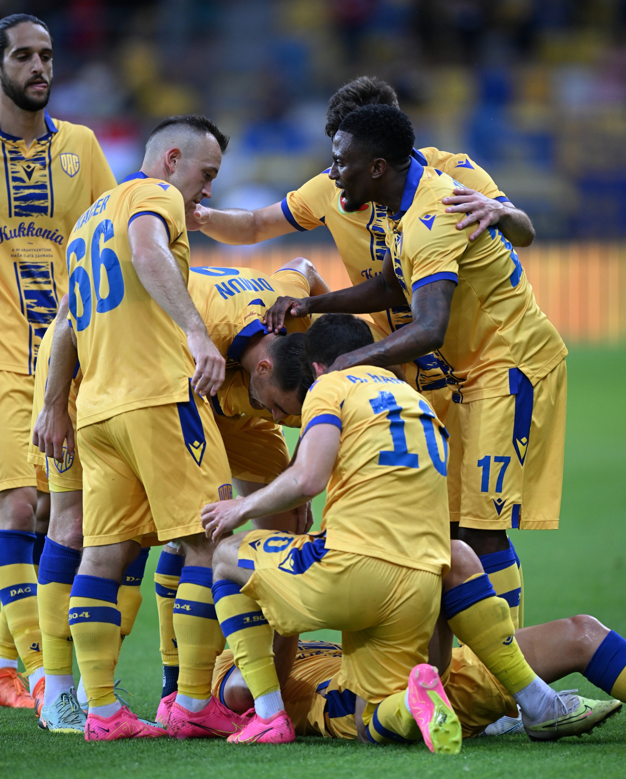 Futbalisti Dunajskej Stredy sa tešia po strelení druhého gólu.