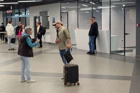 (VIDEO) NEPOZNATA ŽENA MU PRIŠLA I IZJAVILA SAUČEŠĆE Darko Lazić stigao u Beograd nakon nastupa, posvetio se poslu nakon gubitka brata, evo u kom izdanju smo ga uhvatili