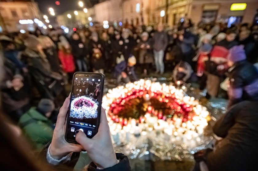 Polacy oddają hołd tragicznie zmarłemu prezydentowi. Poruszające zdjęcia